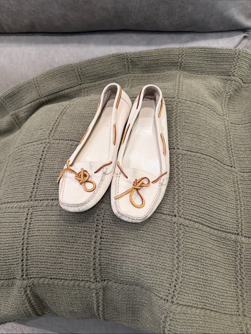 Lauren Ralph Lauren Cream Leather Bow Moccasins with Tan Trim
